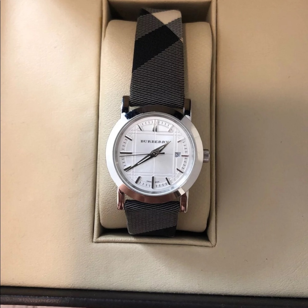 *updated photos* Women’s Burberry watch